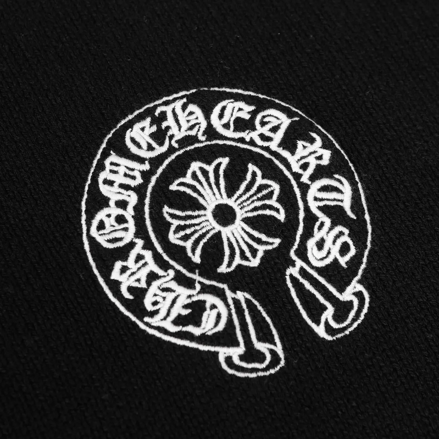 🅿️410 CH/Horse hoof hole knitted sweater. I ordered the original model and it took a month to finally ship. I love it so much. The upper body is really cool. If you look through the street photos at will, you will find that celebrities regard it as a collectible sweater, a must-have item for men and women who want light luxury for commuting. It took 1 month to develop the highest version on the entire network, from pattern making to production, with a full set of customized accessories, high-end and full of class! The whole piece of clothing is made of imported pure cotton knitted wool. Color: Black Size: S M L